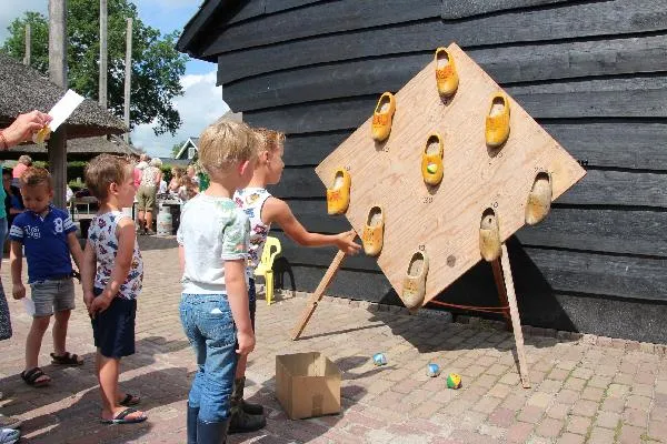 13823