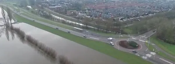 Er ligt een stadje aan de -nog steeds stijgende- IJssel Er ligt een stadje aan de -nog steeds stijgende- IJssel