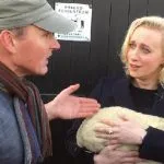 Eva Jinek adopteert eerste lammetje schaapskooi Renderklippen Eva Jinek adopteert eerste lammetje schaapskooi Renderklippen