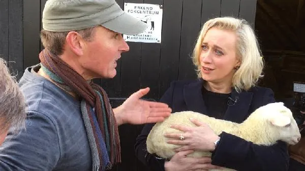 Eva Jinek adopteert eerste lammetje schaapskooi Renderklippen Eva Jinek adopteert eerste lammetje schaapskooi Renderklippen