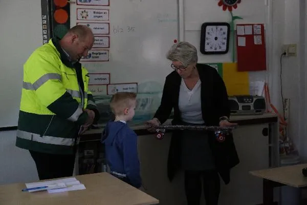 Wethouder Doret Tigchelaar brengt Wasteboard naar 'de Zaaier' Wethouder Doret Tigchelaar brengt Wasteboard naar 'de Zaaier'