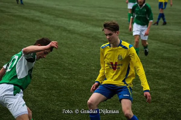 Hatto-Heim legt sc Rouveen over de knie Hatto-Heim legt sc Rouveen over de knie