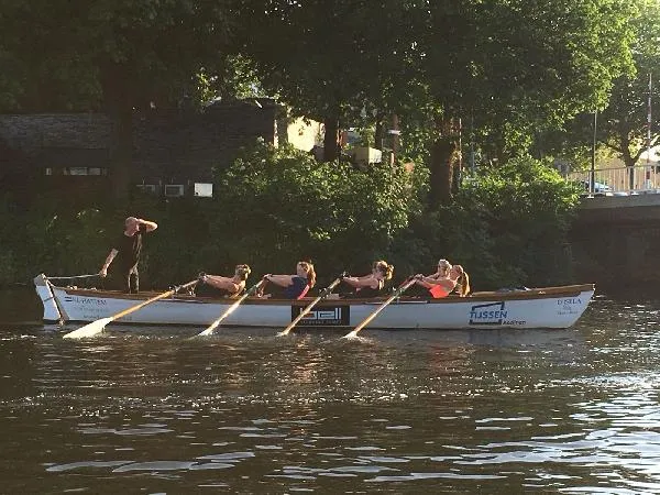'Hattem Roeit' Zwolse grachten met nieuwe sponsoren 'Hattem Roeit' Zwolse grachten met nieuwe sponsoren