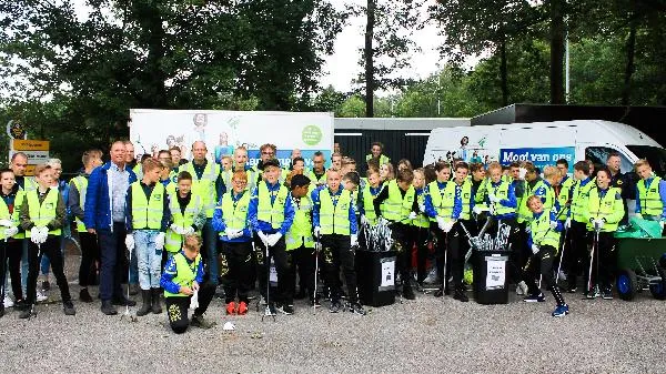 Opruimactie voetballers sv Hatto-Heim groot succes Opruimactie voetballers sv Hatto-Heim groot succes