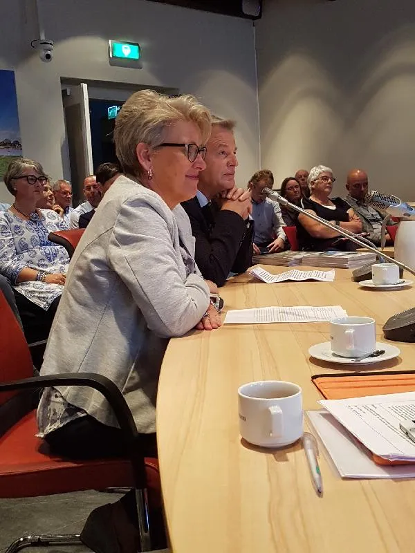 Raad neemt afscheid van wethouders Tigchelaar en Van der Heeden Raad neemt afscheid van wethouders Tigchelaar en Van der Heeden