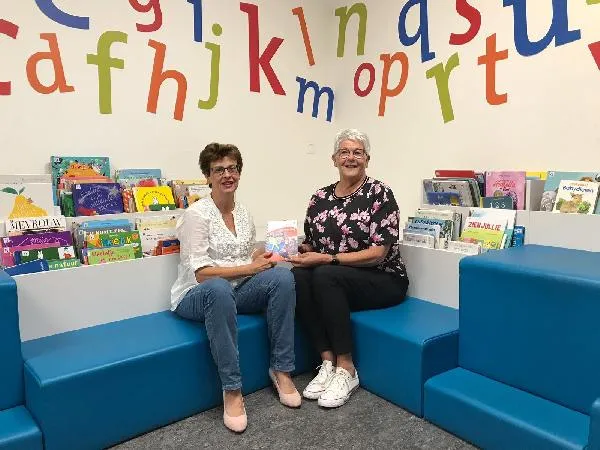 Jaarverslag Bibliotheek Noord-Veluwe online en overhandigd aan wethouder Jaarverslag Bibliotheek Noord-Veluwe online en overhandigd aan wethouder