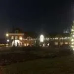 De Kerstboom staat te stralen op het Voermanplein