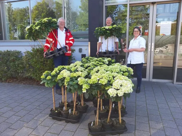 Verian ontvangt bloemen