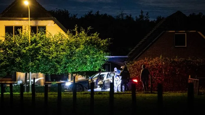 Een-arrestatieteam-wachtte-de-man-op-bij-een-woning-aan-de-Verlengde-Kerkweg-Foto-Stefan-Verkerk-NewsUnited