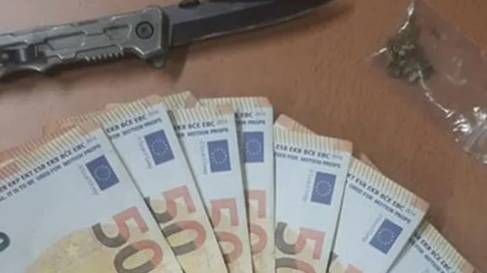 De-spullen-die-in-beslag-zijn-genomen-Foto-Politie-Team-Verkeer-Oost-Nederland