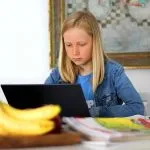 Thuis werken en lerende kinderen in Hattemers in coronatijd