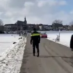 Politie Hattem haalt schaatsers van het ijs