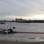 Plastic drijfvuil vanger in IJssel nabij Hattem