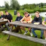 70-jarige visvereniging biedt jongeren visuitje aan