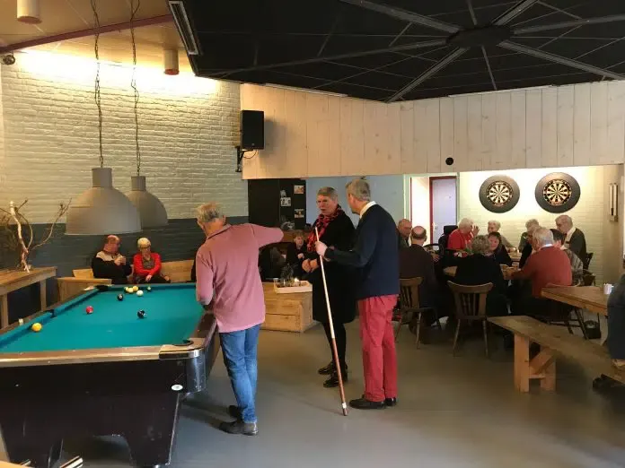 buurtsoos in de open poort