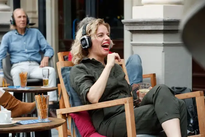 Lachende dame op het terras