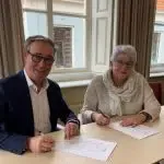 Wethouder Broekhuis en directeur Aevitae tekenen voor Gemeentepolis