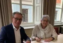 Wethouder Broekhuis en directeur Aevitae tekenen voor Gemeentepolis
