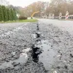 Scheuren in asfalt door werkzaamheden aan dijk Wapenveld