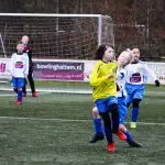 Opa’s en oma’s zijn blij om voetballende kleinkinderen weer te zien voetballen