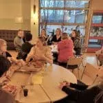 Jongeren eten pizza met CDA-leden