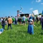 Activisten demonstreren bij Lelystad Airport tegen groei luchtvaart