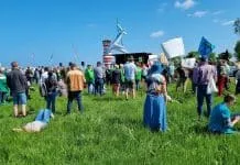 Activisten demonstreren bij Lelystad Airport tegen groei luchtvaart