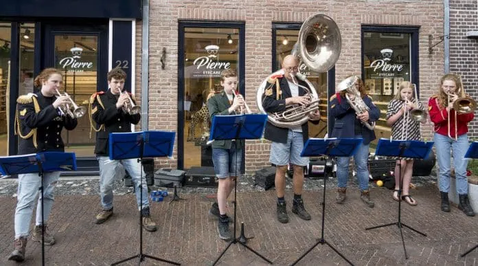 Less is More band-2