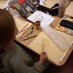 Illustrator Jenny Bakker geeft workshops voor kinderen in het Anton Pieck Museum tijdens zomervakantie