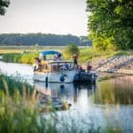 Motorjacht met pech op IJssel, brandweer schiet te hulp