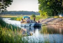 Motorjacht met pech op IJssel, brandweer schiet te hulp