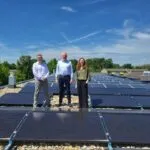 Wethouder Siderius en directeur Boerenfijn activeren laatste zonnepanelen op dak De Bongerd