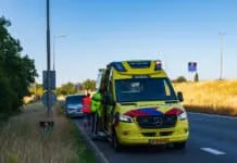 Bestelbus knalt tegen vrachtwagen op A28, bestuurder gewond
