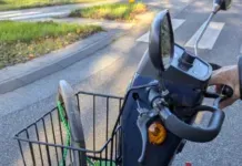 Automobilist rijdt scootmobiel aan en rijdt door
