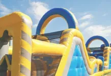 Springkussenfestijn, met speciaal half uur voor kinderen met een beperking