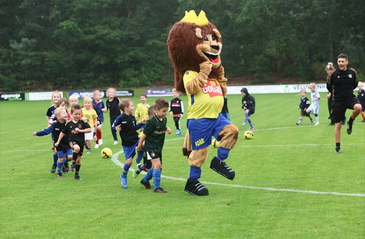 Veertig Welpjes trotseren de regen tijdens vrolijke kick-off