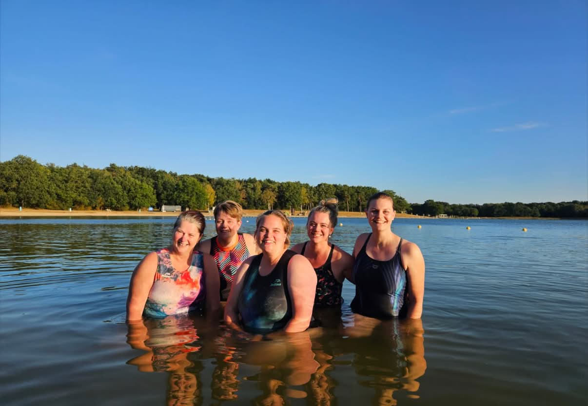 Hattemers zwemmen Amsterdam City Swim voor onderzoek ALS
