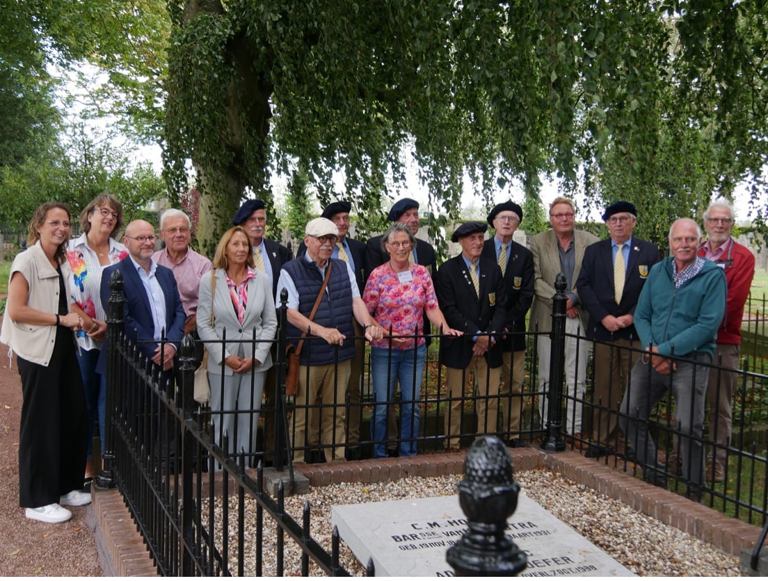 Gerestaureerd graf barones Van Heemstra, gouvernante Wilhelmina, onthuld op begraafplaats Hattem