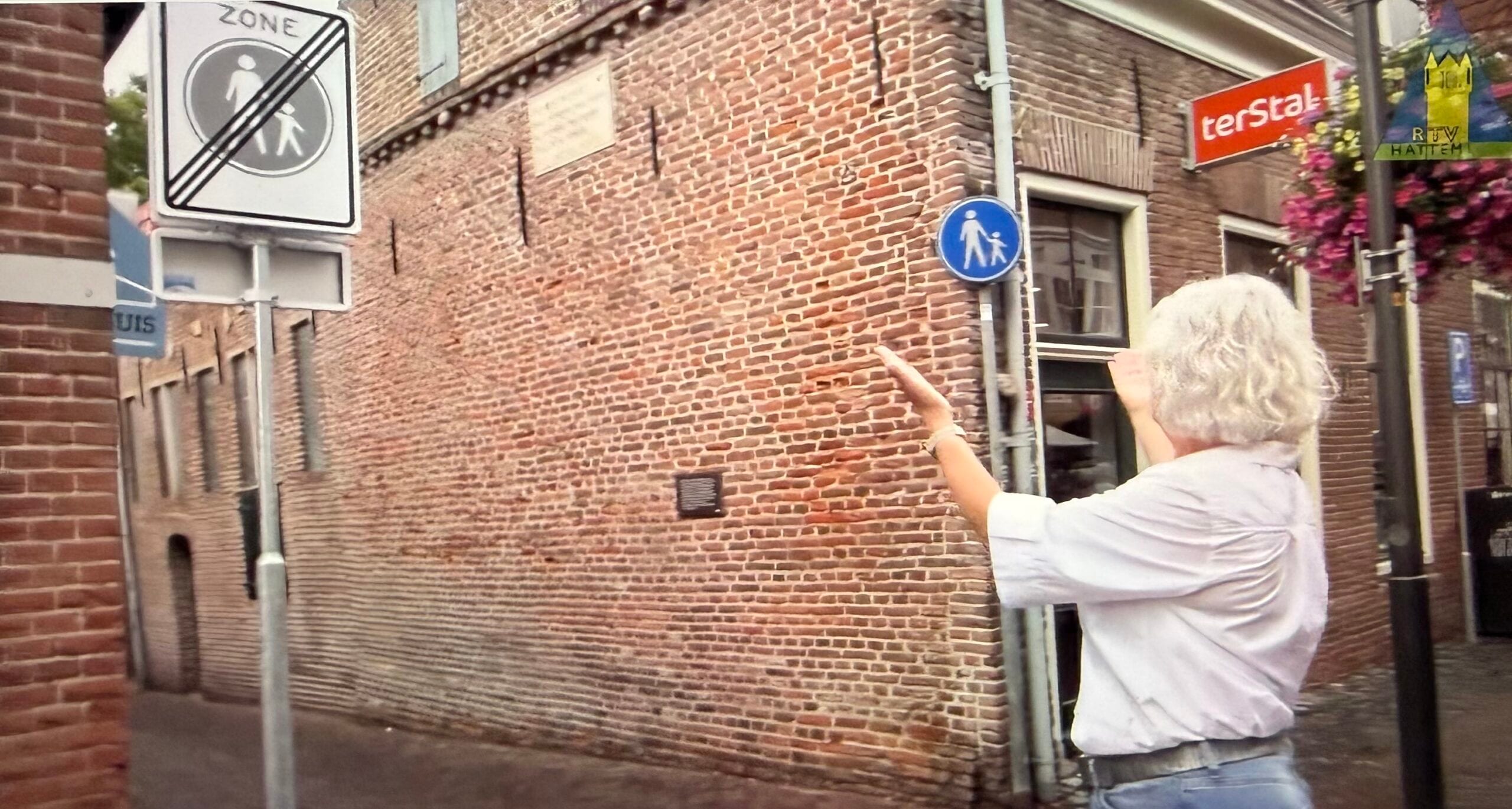 Bebording 3e Walsteeg-Kerkstraat ‘oogt wellicht verwarrend, maar is correct’
