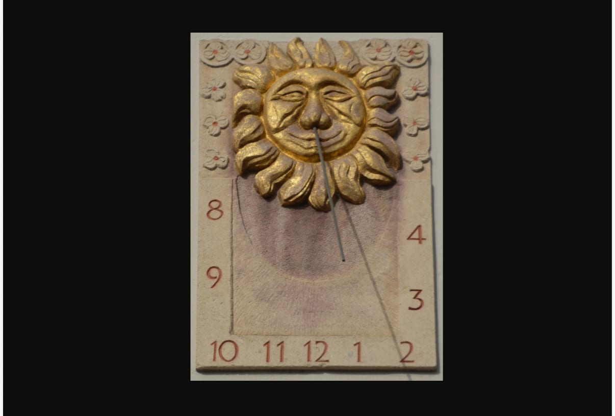 De kalender van het Beeldhouwersgilde: Hattemse gevelstenen thuis aan eigen muur