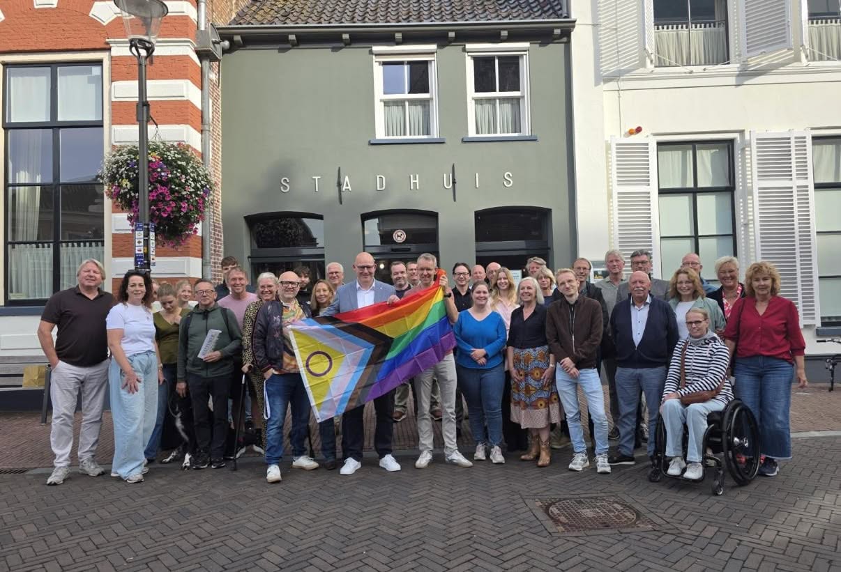 Unieke vlaggen bij aftrap Kleurrijk-week
